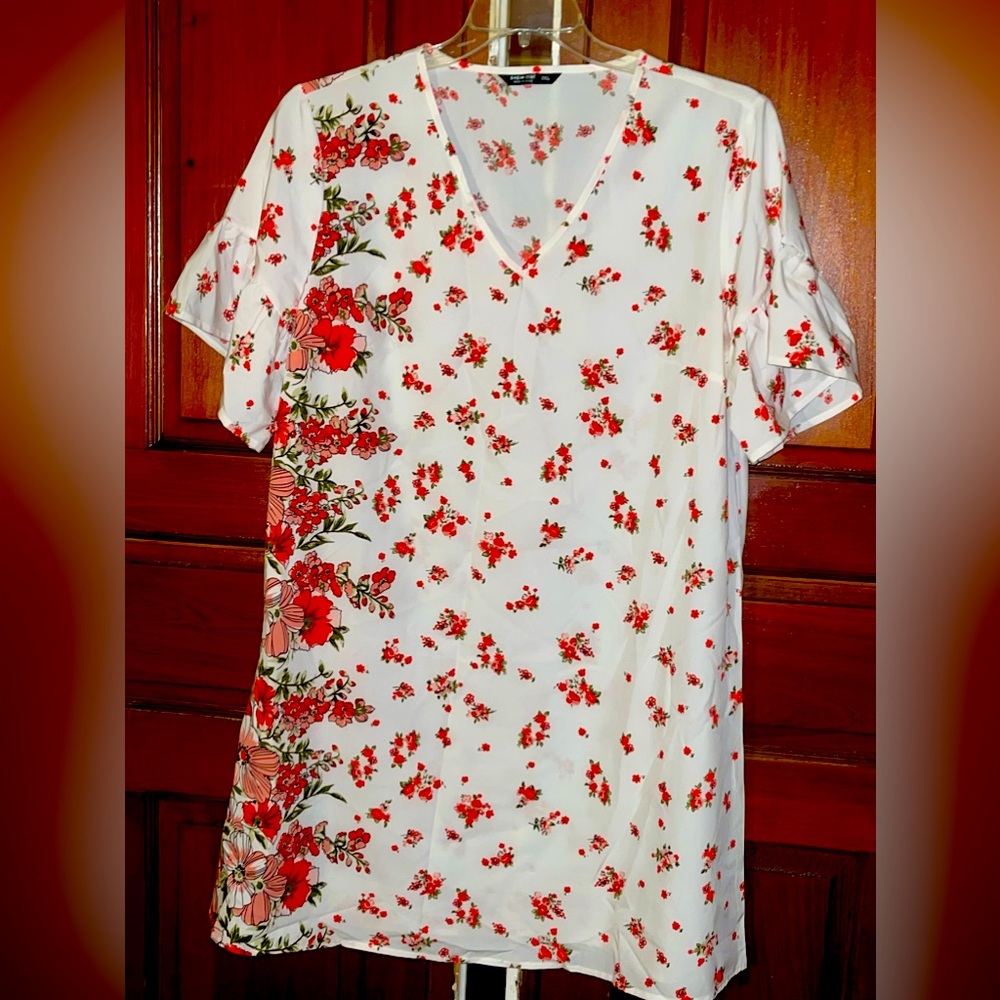 SHEIN Curve White Short Sleeve Top with Beautiful Red Poppies Design. 0XL NWOT